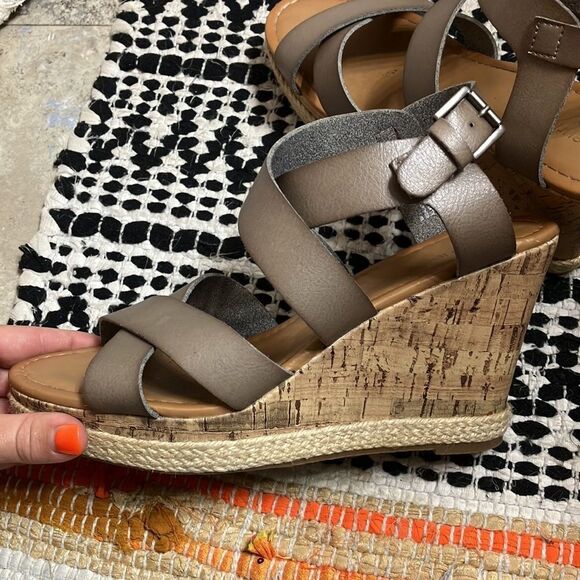 Maurices Jaden Taupe Faux Leather Buckle Strappy Corkscrew Wedge Size 8 - Picture 6 of 7